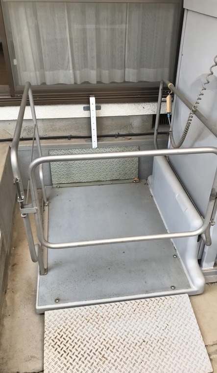裏側にある車椅子用昇降機